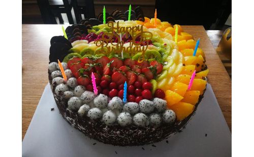 集體生日會(huì)，員工樂翻天